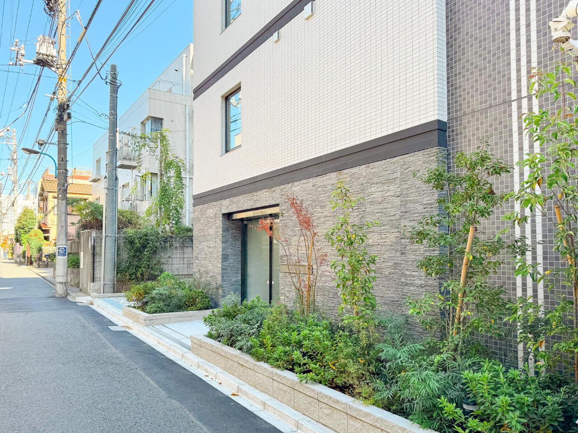 Triphome Higahsi Shinjuku Brand New — Photos 3